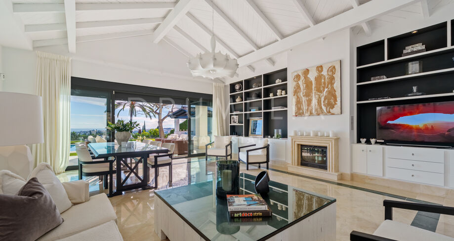 Villa mit 4 Schlafzimmern auf einem erhöhten Grundstück von 1.265 m² mit Meerblick, privatem Pool und angelegtem Garten in Nueva Andalucía, Marbella.