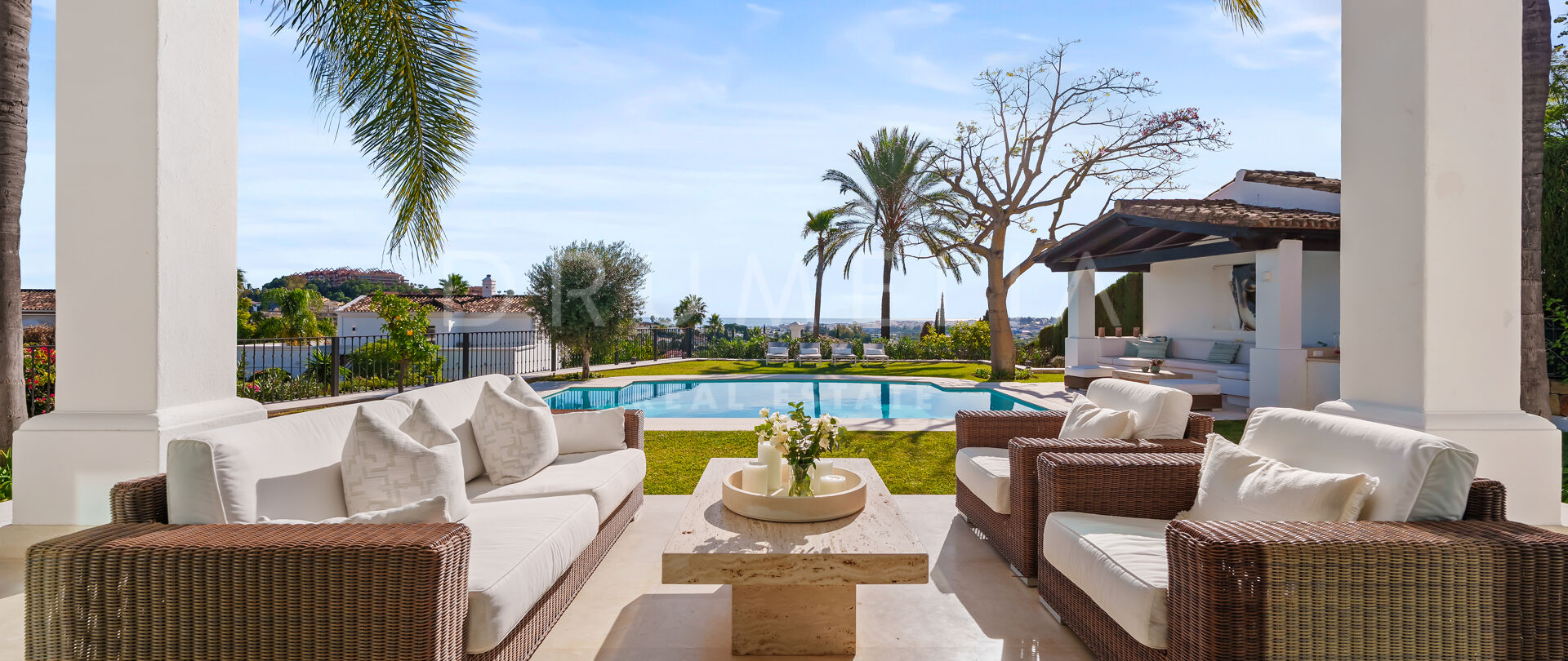 Villa mit 4 Schlafzimmern auf einem erhöhten Grundstück von 1.265 m² mit Meerblick, privatem Pool und angelegtem Garten in Nueva Andalucía, Marbella.