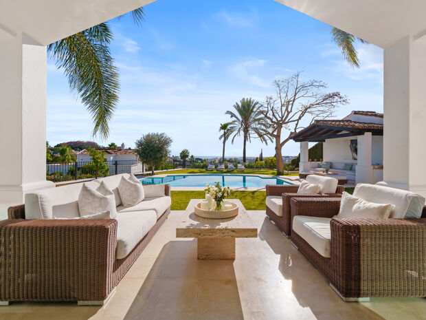 Villa mit 4 Schlafzimmern auf einem erhöhten Grundstück von 1.265 m² mit Meerblick, privatem Pool und angelegtem Garten in Nueva Andalucía, Marbella.