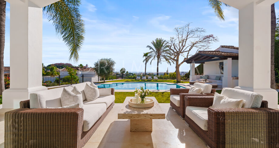 Villa mit 4 Schlafzimmern auf einem erhöhten Grundstück von 1.265 m² mit Meerblick, privatem Pool und angelegtem Garten in Nueva Andalucía, Marbella.