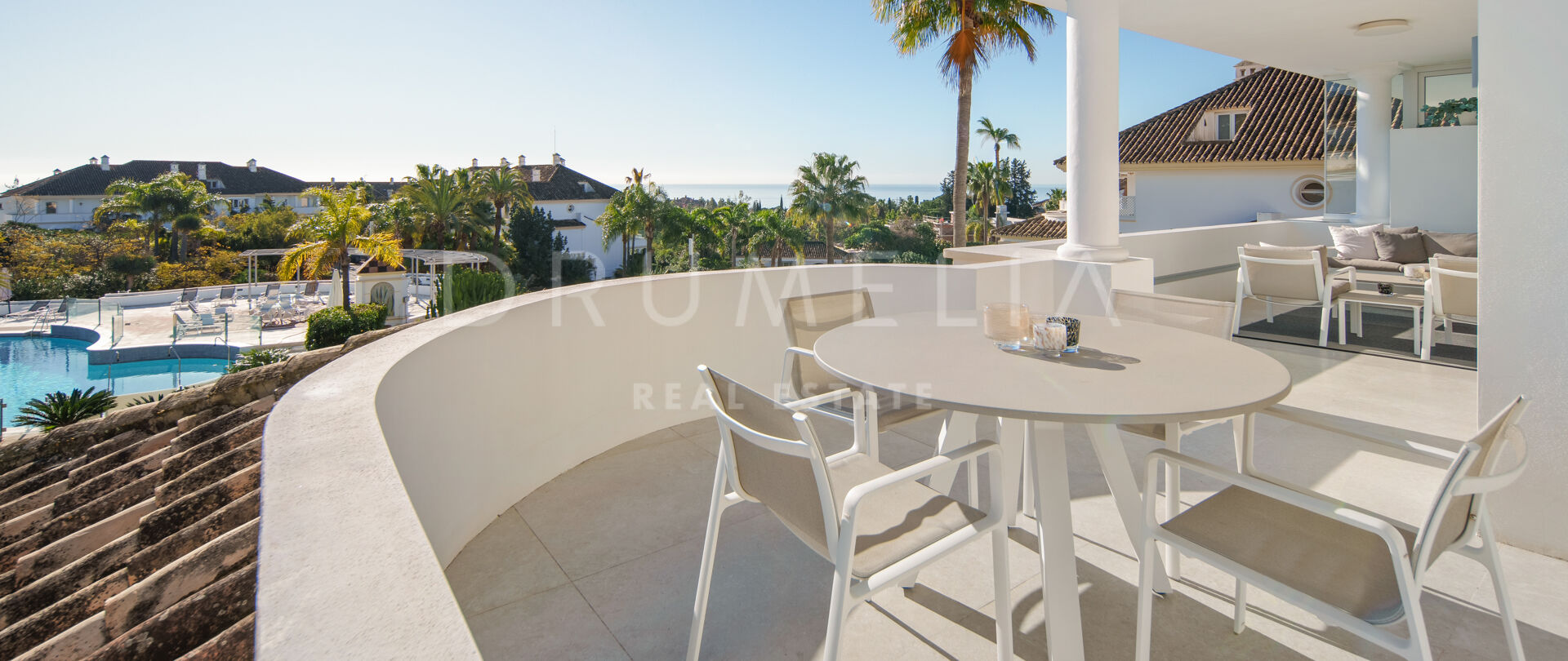 Трехкомнатный дуплексный пентхаус с двумя террасами и видом на море и горы в Монте-Параисо, Марбелья Золотая Миля