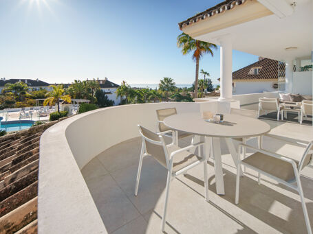 Ático dúplex de tres dormitorios con terrazas dobles y vistas al mar y a la montaña en Monte Paraíso, Marbella Milla de Oro