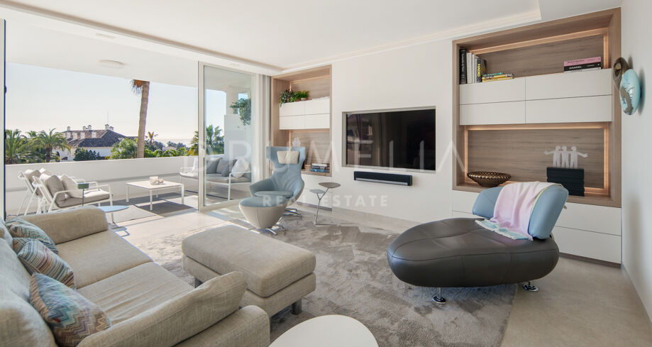 Трехкомнатный дуплексный пентхаус с двумя террасами и видом на море и горы в Монте-Параисо, Марбелья Золотая Миля