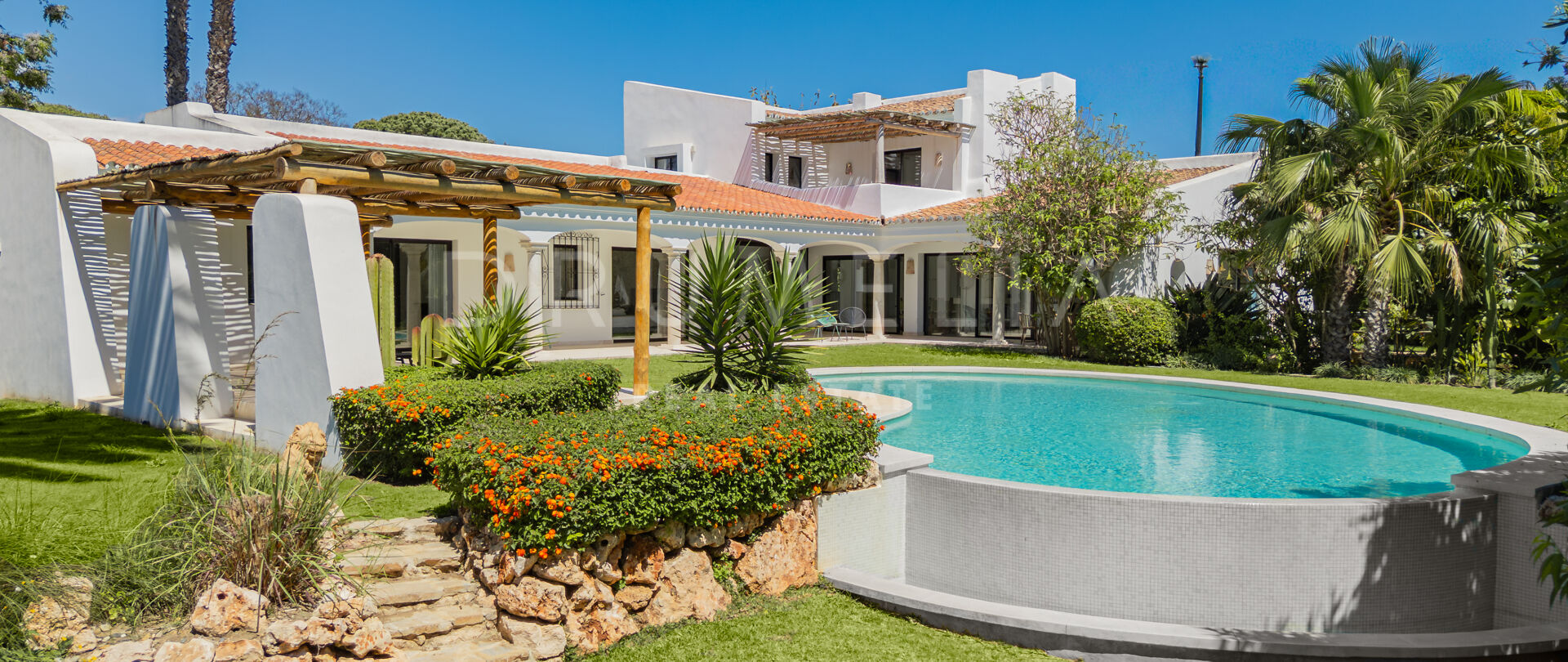 Villa Jori - Andalusian-Style Residence near the Beach in Guadalmina Baja