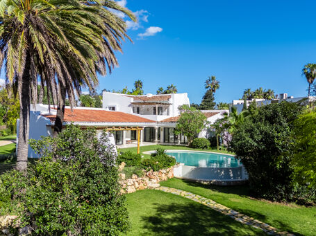 Villa Jori - Andalusian-Style Residence near the Beach in Guadalmina Baja