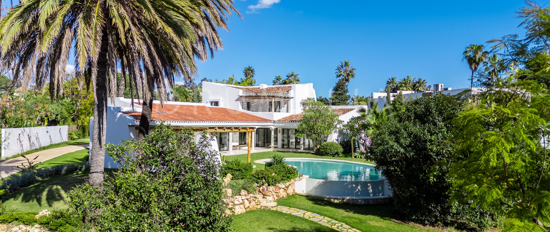 Villa Jori - Andalusian-Style Residence near the Beach in Guadalmina Baja