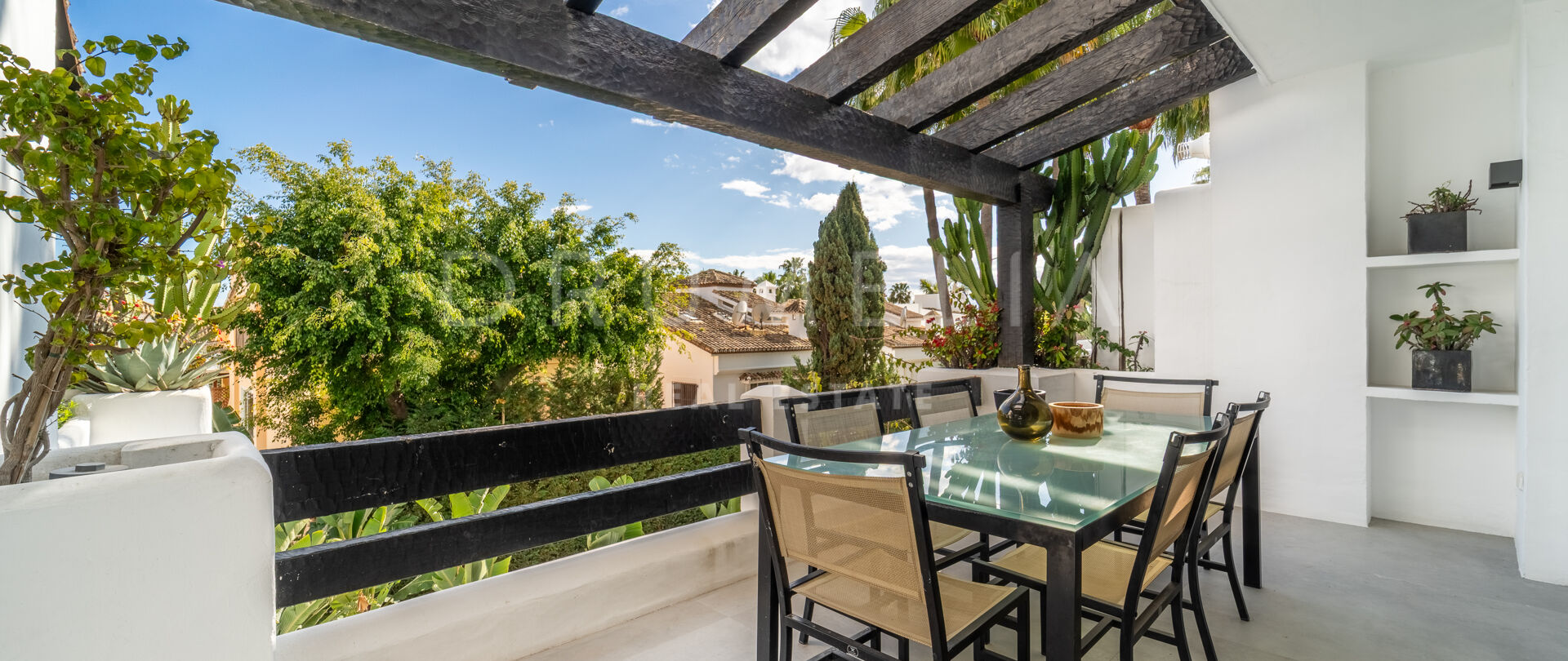 Ático dúplex con vistas al mar y terrazas en la Milla de Oro