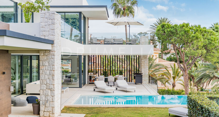 Villa de playa con piscina y vistas al mar en Marbesa
