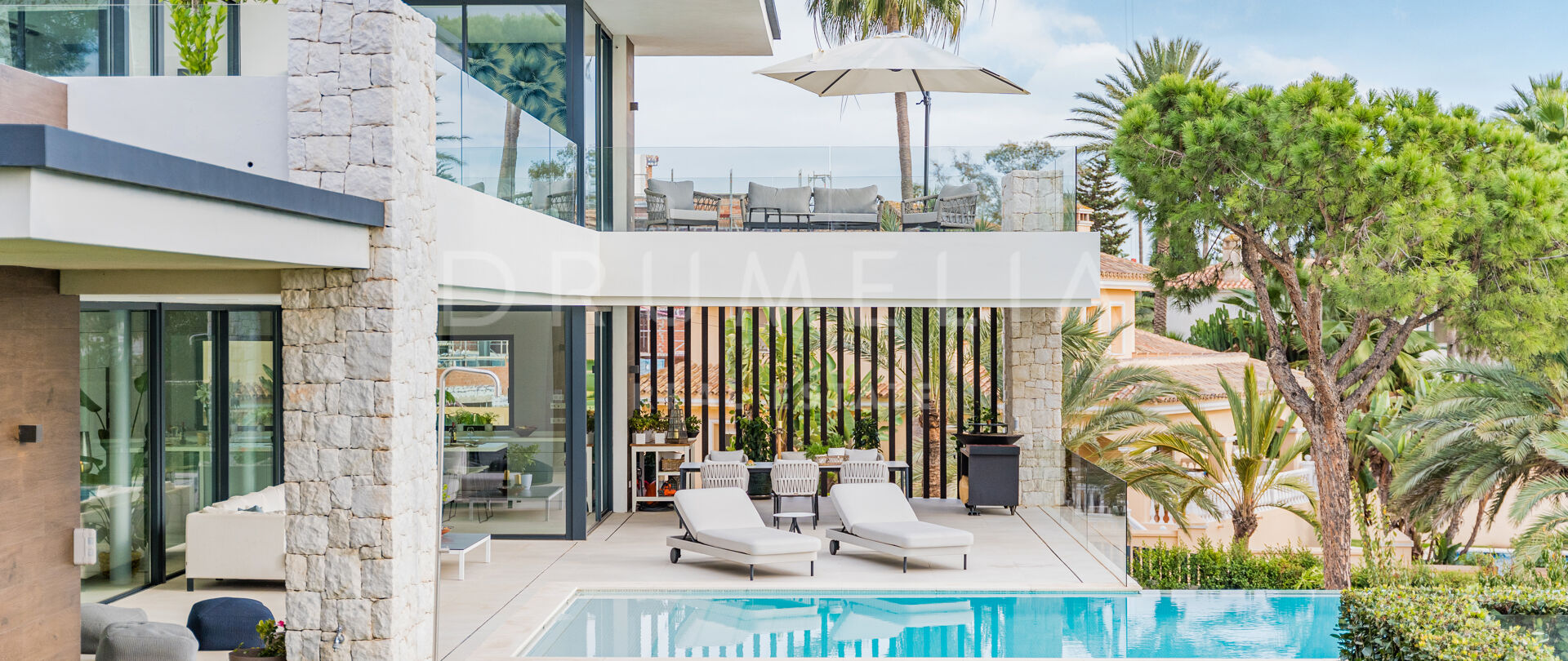 Villa de playa con piscina y vistas al mar en Marbesa