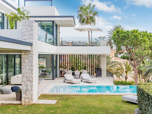 Villa de playa con piscina y vistas al mar en Marbesa