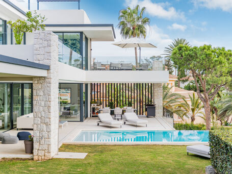 Villa ved stranden med basseng og havutsikt i Marbesa