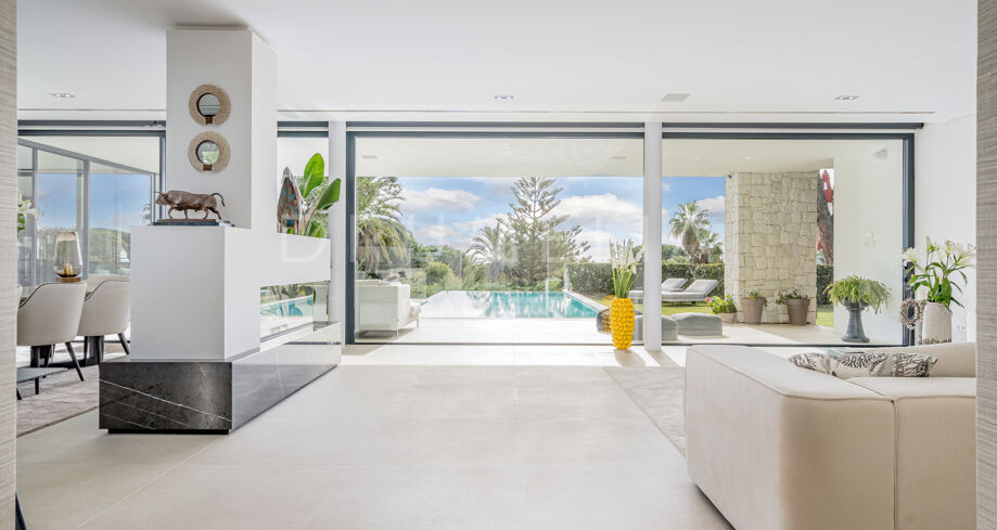 Villa de playa con piscina y vistas al mar en Marbesa