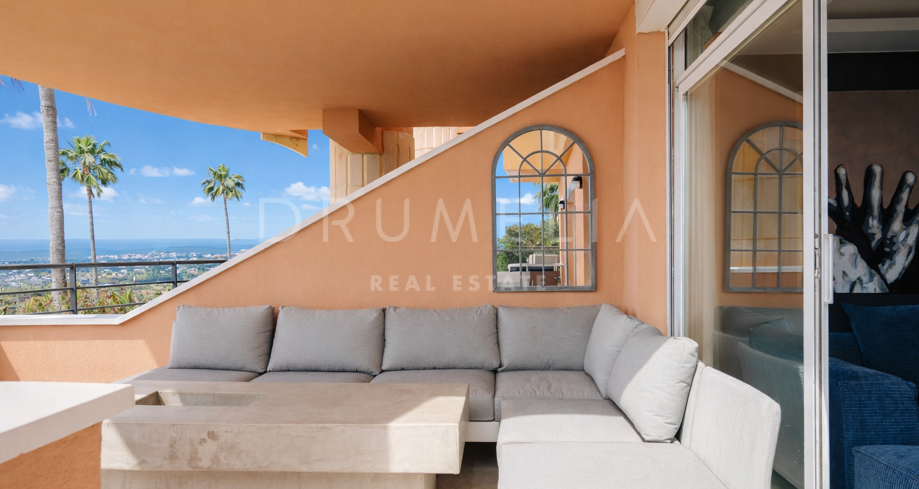 Renoverad lägenhet med golf, panorama och havsutsikt i Nueva Andalucía