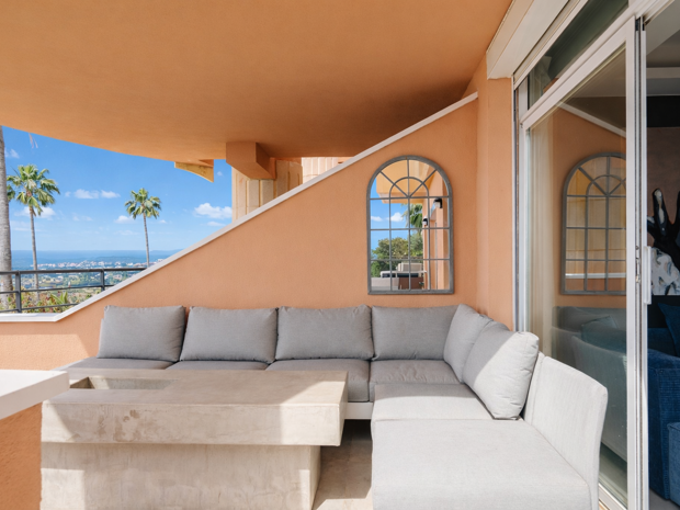 Apartamento renovado con vistas al golf, panorámicas y al mar en Nueva Andalucía
