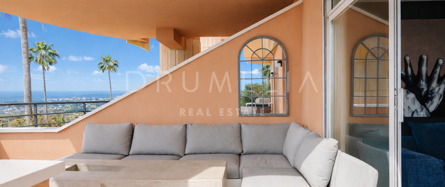 Renovert leilighet med golf, panoramautsikt og havutsikt i Nueva Andalucía
