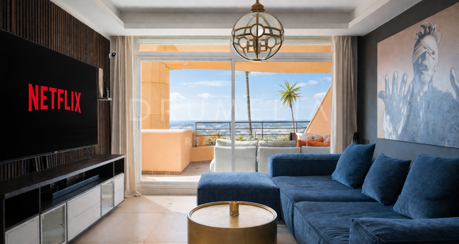 Renoverad lägenhet med golf, panorama och havsutsikt i Nueva Andalucía