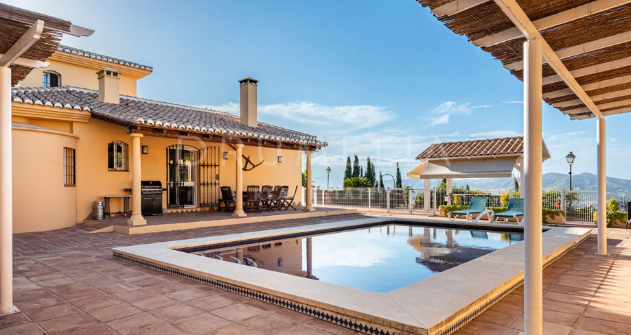 Andalusian Villa with Panoramic Valley Views, Tennis Court & Guest House in Alhaurín de la Torre, Málaga
