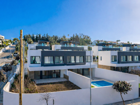 Modern semi-detached villa with pool in Atalaya
