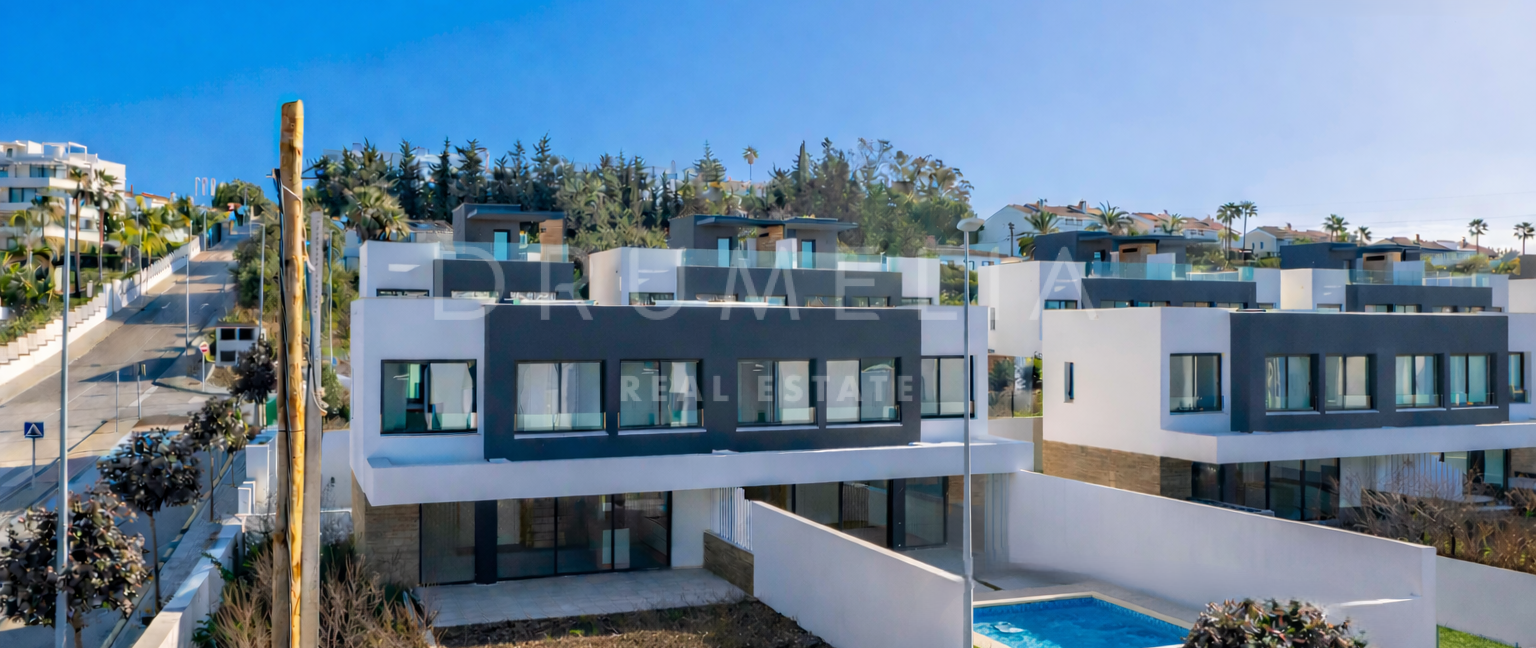Modern semi-detached villa with pool in Atalaya