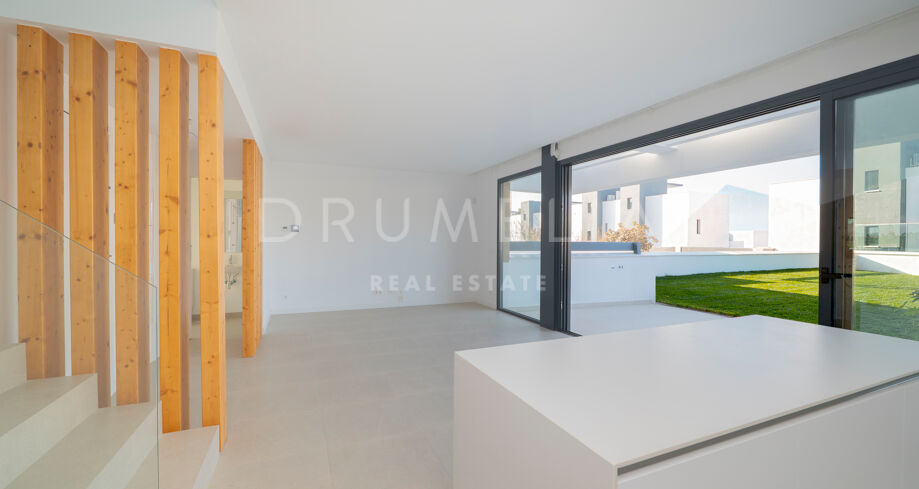 Villa moderna con piscina en Atalaya