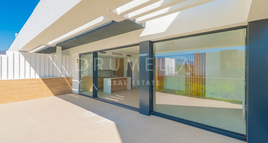 Moderna villa pareada con piscina en Atalaya