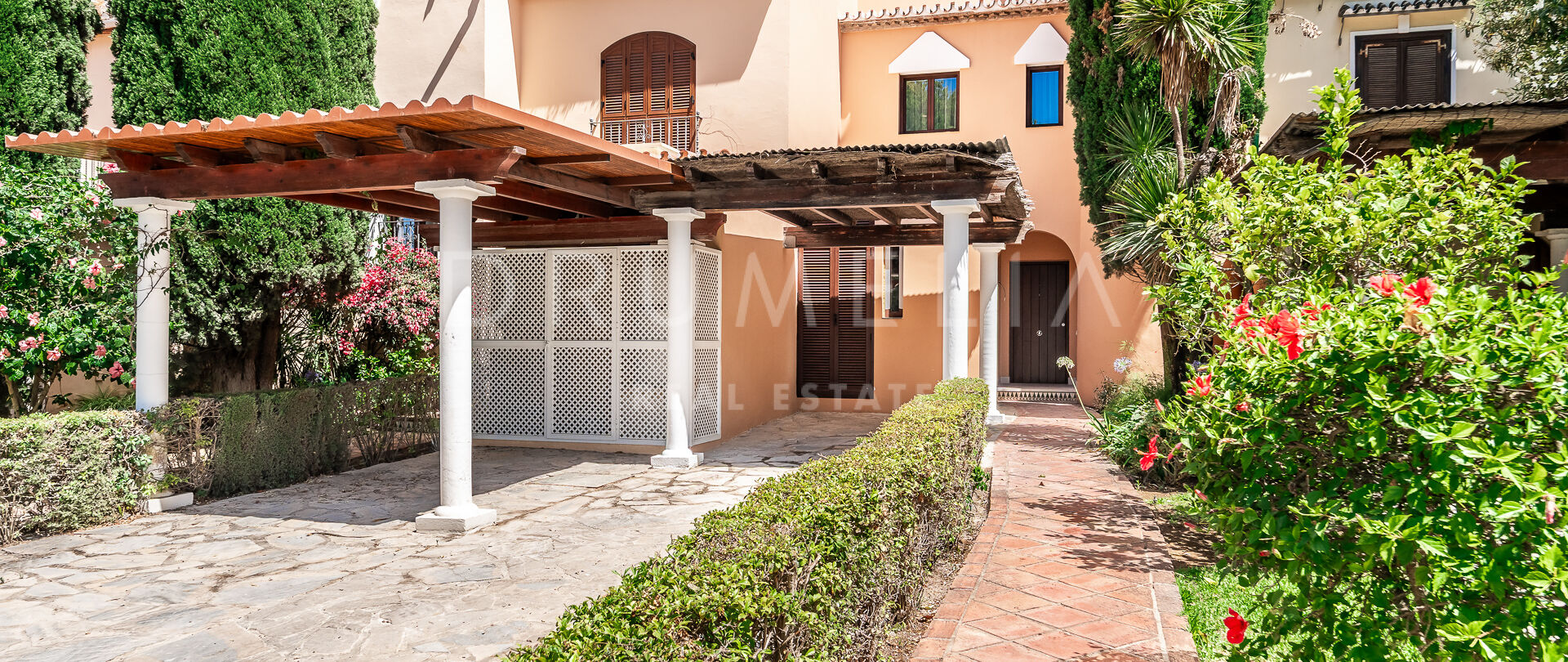 Volledig gerenoveerd herenhuis aan het strand met uitzicht op zee op de New Golden Mile, Estepona