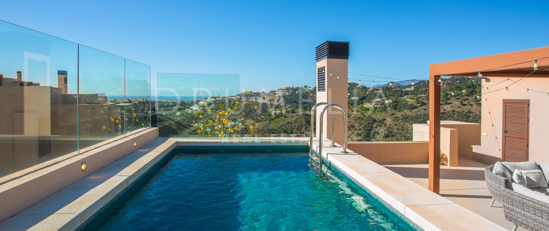 Пентхаус с бассейном на крыше в Real de la Quinta