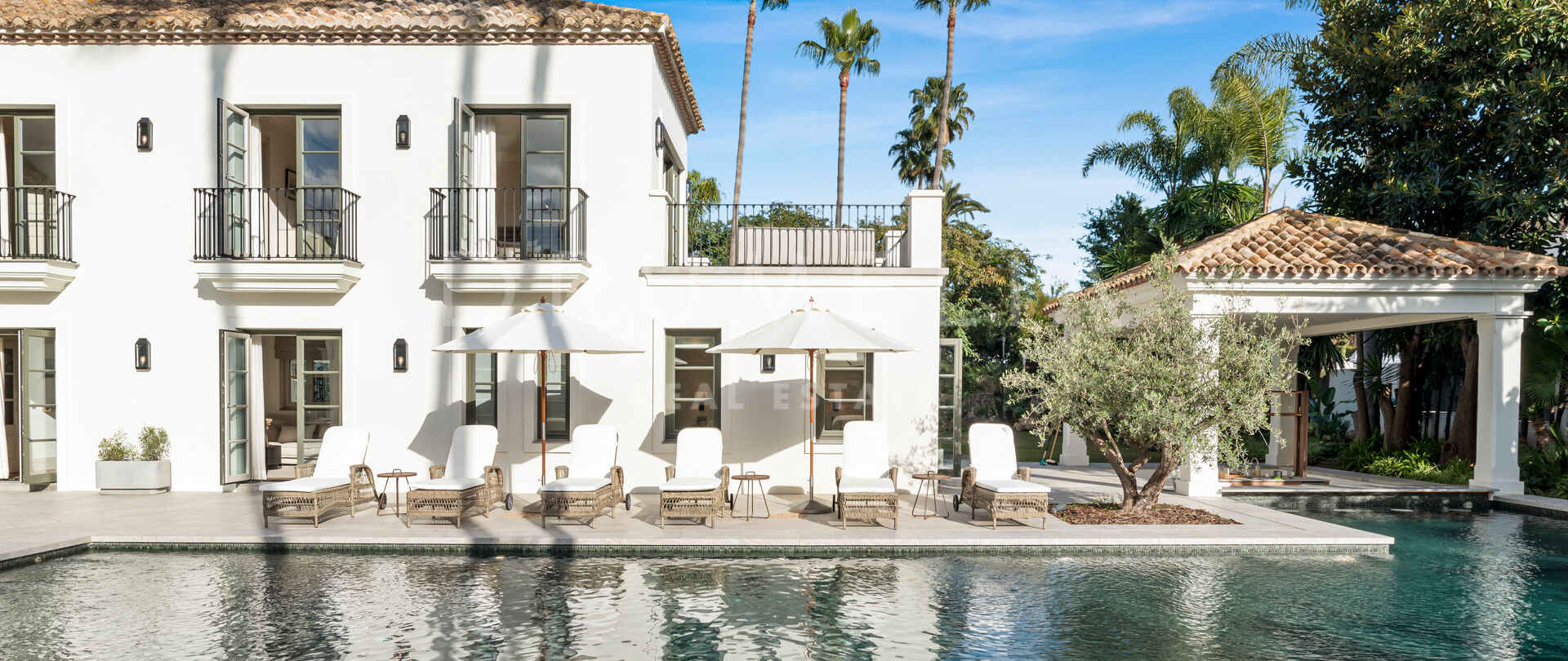 W pełni odnowiona willa z 5 sypialniami, prywatnym spa, siłownią, rozległymi tarasami i zagospodarowanym ogrodem z basenem w Nueva Andalucía, Marbella