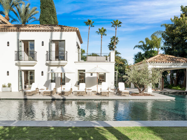 Villa completamente renovada con 5 dormitorios, spa privado, gimnasio, amplias terrazas y jardines paisajísticos con piscina en Nueva Andalucía, Marbella.