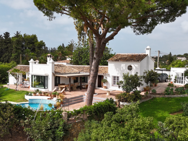 Charmante rustikale Villa in Guadalmina Alta mit Berg- und Seeblick