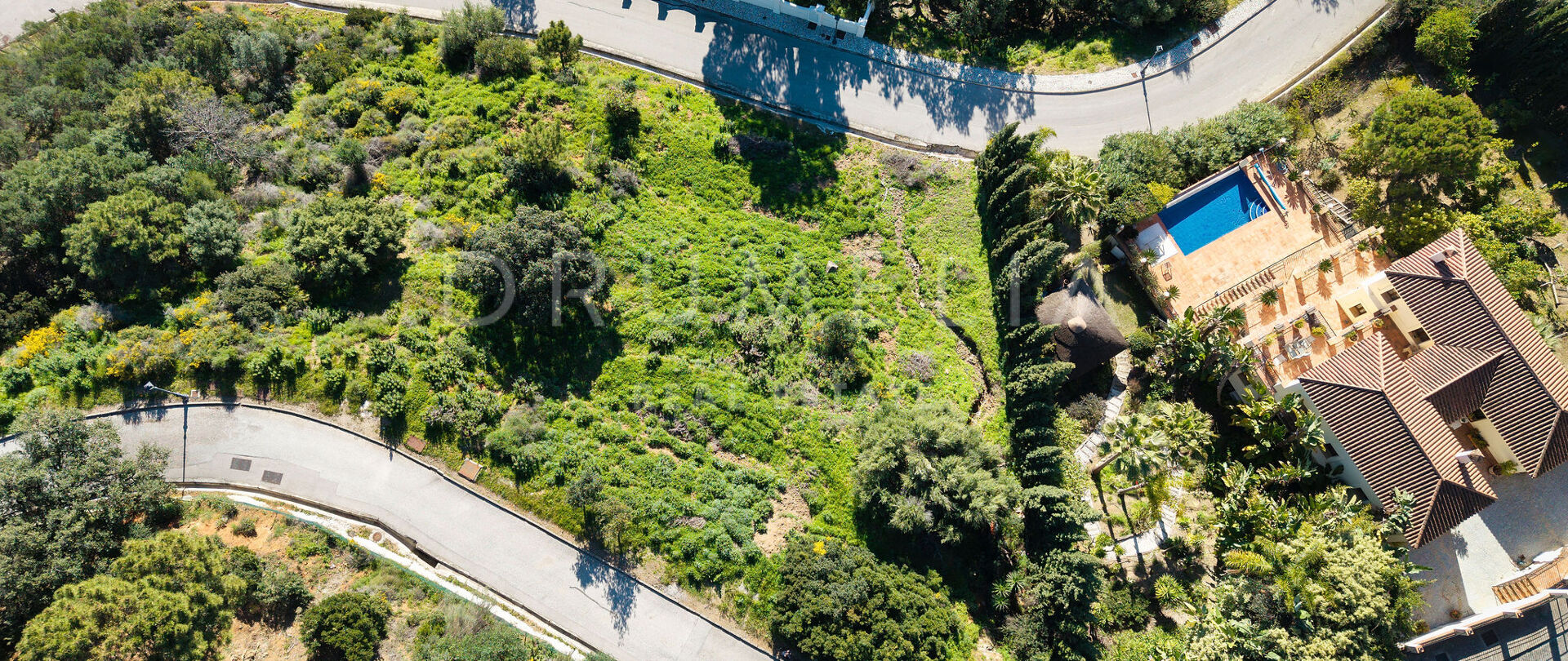 Terrain élevé à Monte Mayor, Benahavís avec vue panoramique sur la mer et projet de villa approuvé
