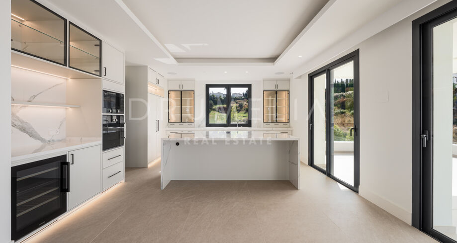 Modern Villa with Panoramic Sea & Golf Views in La Resina Golf, Estepona East