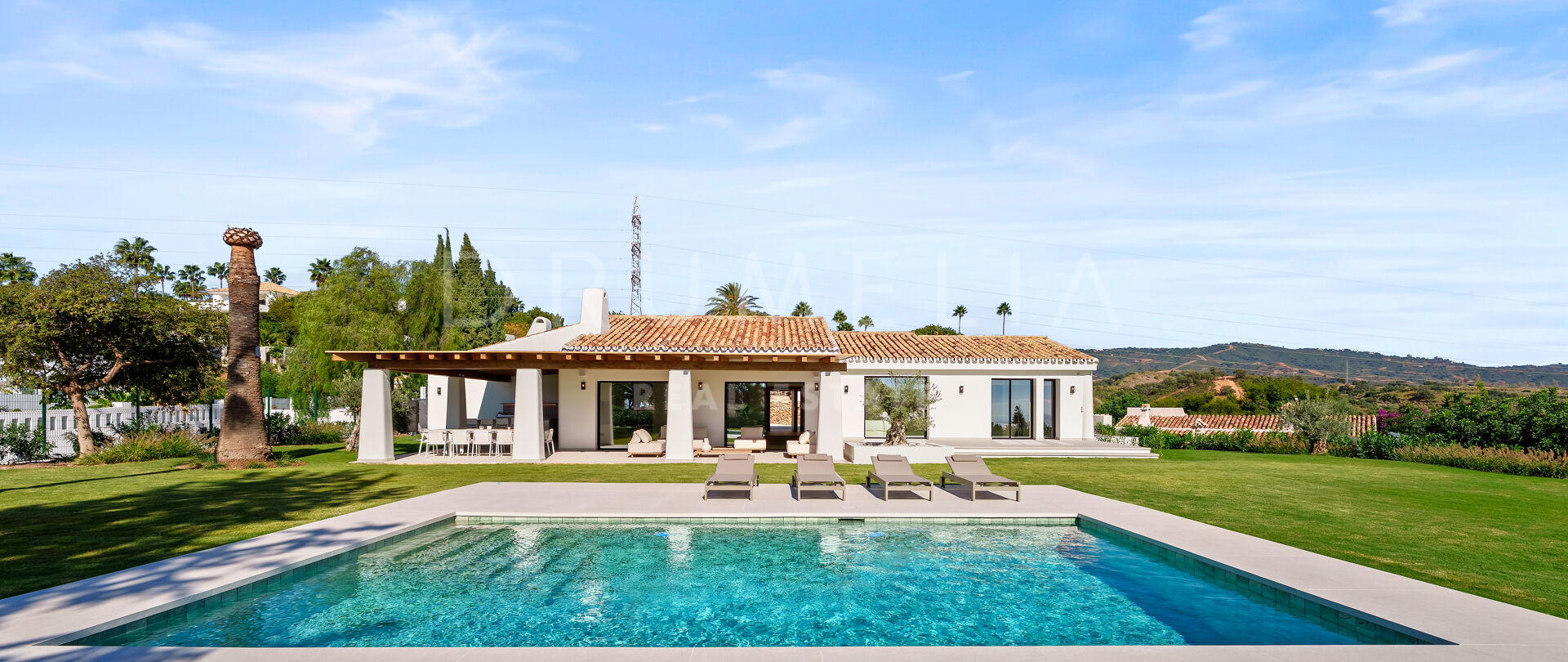 Villa contemporaine de plain-pied avec vue sur la mer et la montagne à El Rosario, Marbella Est