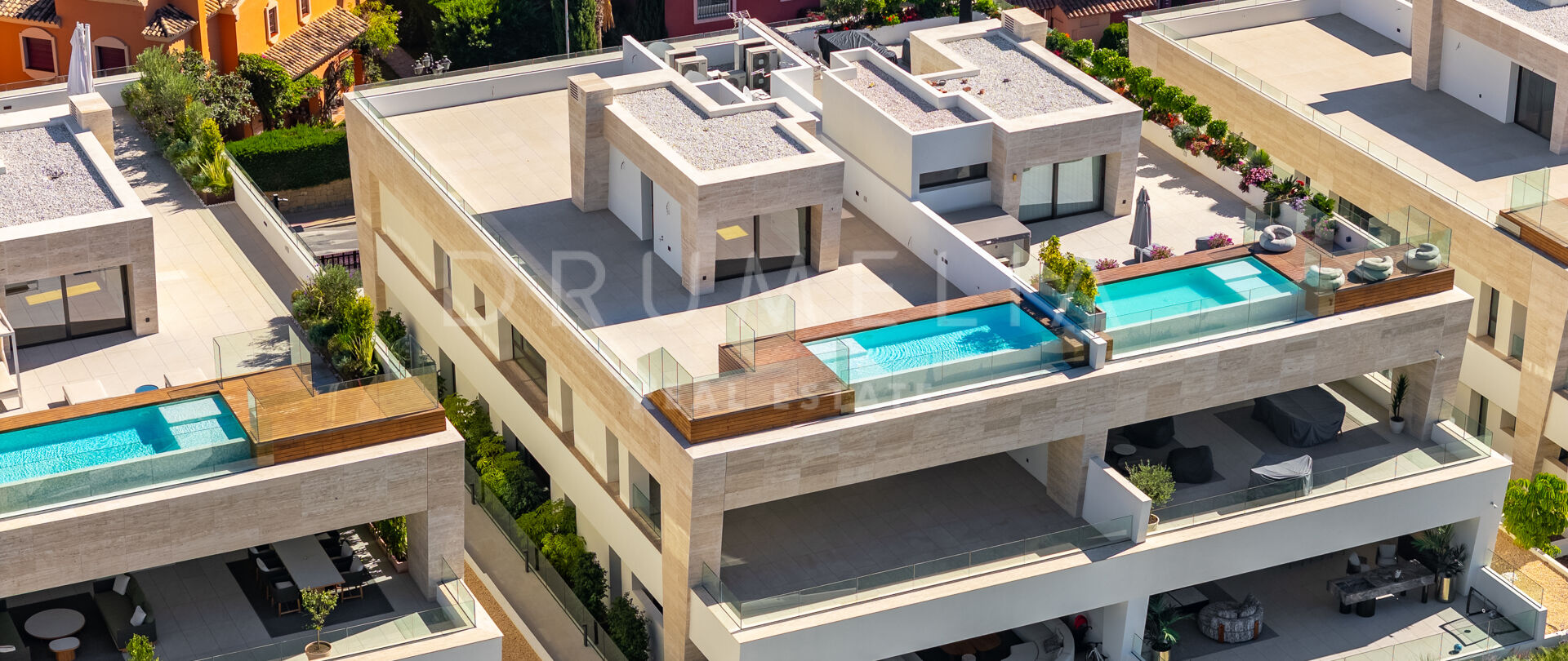 Двухуровневый пентхаус с частным бассейном на Золотой Миле Марбельи