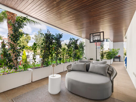 Luksuriøs Duplexleilighet i Første Etasje med Privat Hage i Hacienda de Valderrama, Sotogrande