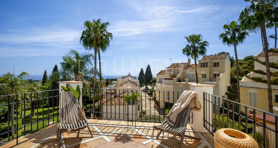 Stadthaus zum Verkauf an der Golden Mile, Marbella — Renovierte andalusische Architektur mit nordischem Interieur und Meerblick