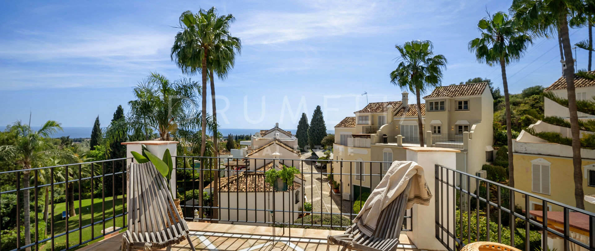 Stadthaus zum Verkauf an der Golden Mile, Marbella — Renovierte andalusische Architektur mit nordischem Interieur und Meerblick