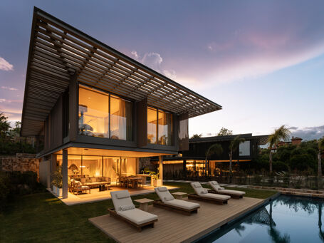 Villa de nueva construcción en La Cerquilla con vistas al mar
