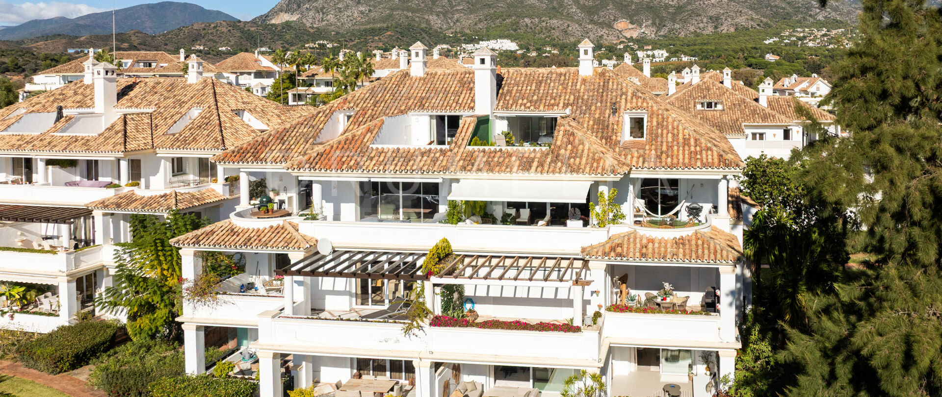 Appartement entièrement rénové sur le Golden Mile avec terrasse privée