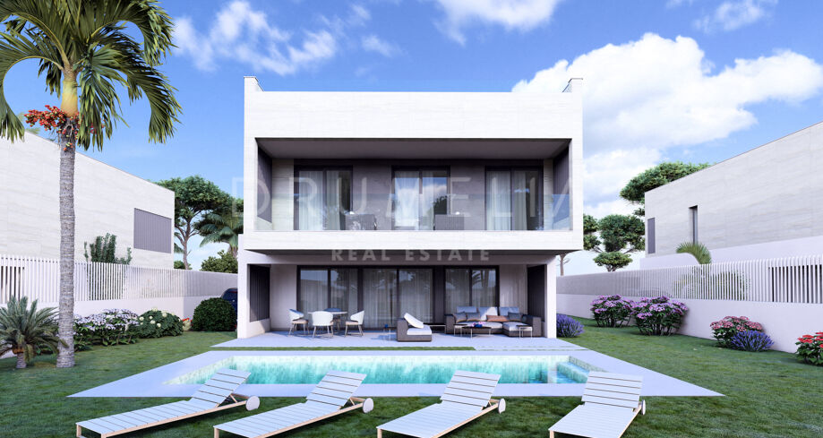 Luxury Villa in Cumbres de Elviria with private pool and garden