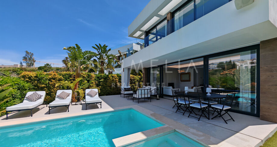Moderne frontline golfvilla met open uitzicht in La Resina, Estepona