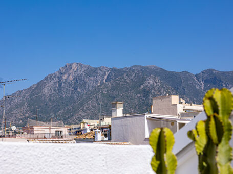 Duplex penthouse te koop in het centrum van Marbella — Drie terrassen, zee- en bergzicht, garage inbegrepen