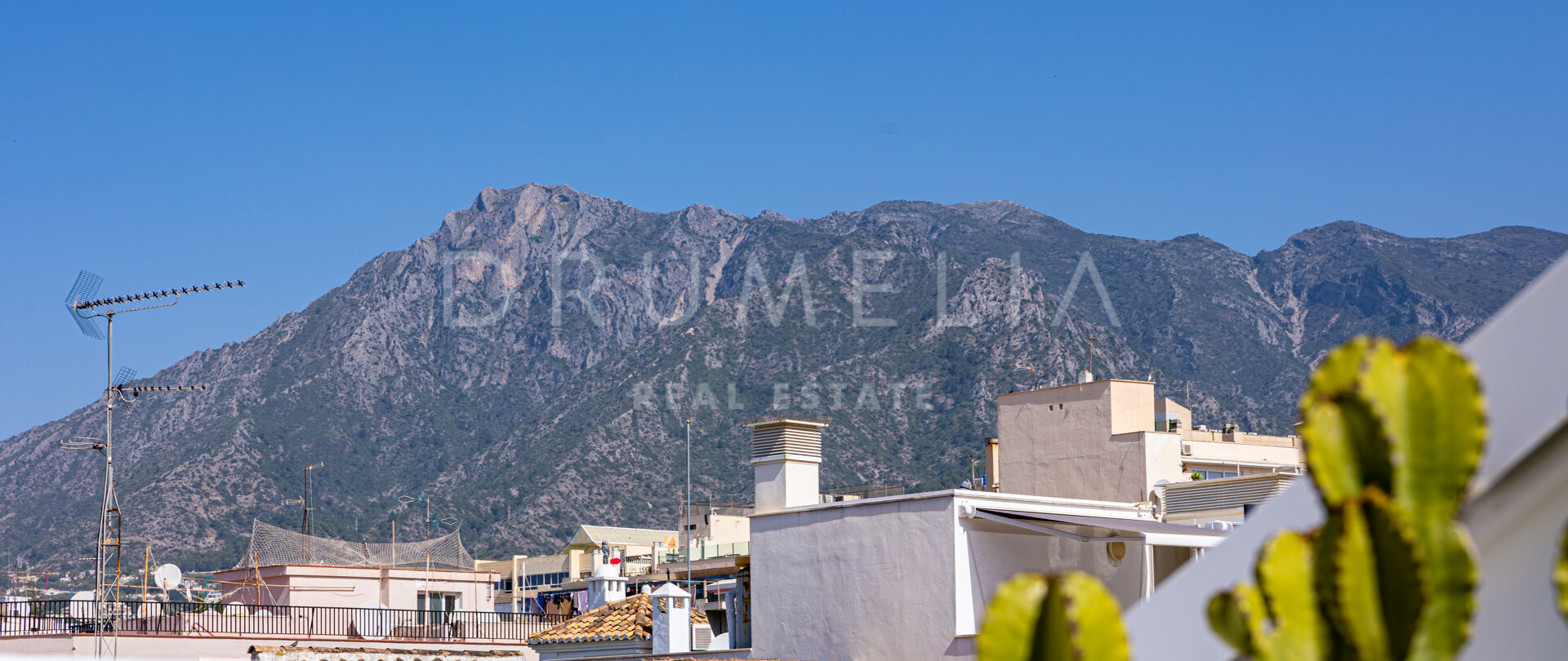 Duplex-Penthouse zum Verkauf im Zentrum von Marbella — Drei Terrassen, Meer- und Bergblick, Garage inklusive