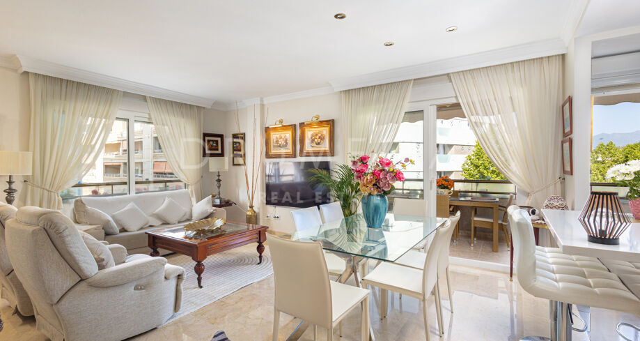Ático dúplex en venta en el centro de Marbella — Tres terrazas, vistas al mar y a la montaña, garaje incluido