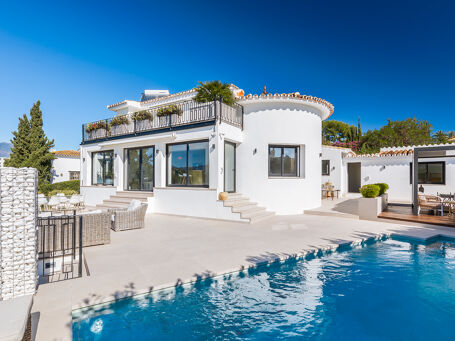 Golfvilla i främsta linje i Guadalmina Alta med pool och gym