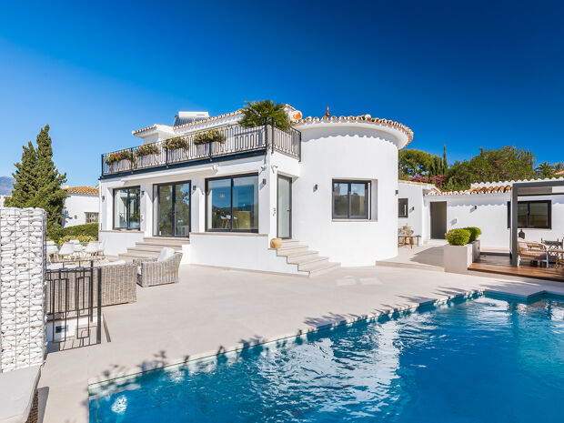 Frontline golf villa in Guadalmina Alta with pool and gym