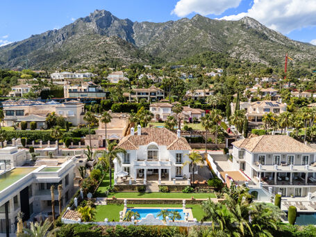 Villa classique élégante avec vue sur la mer à Sierra Blanca, Marbella