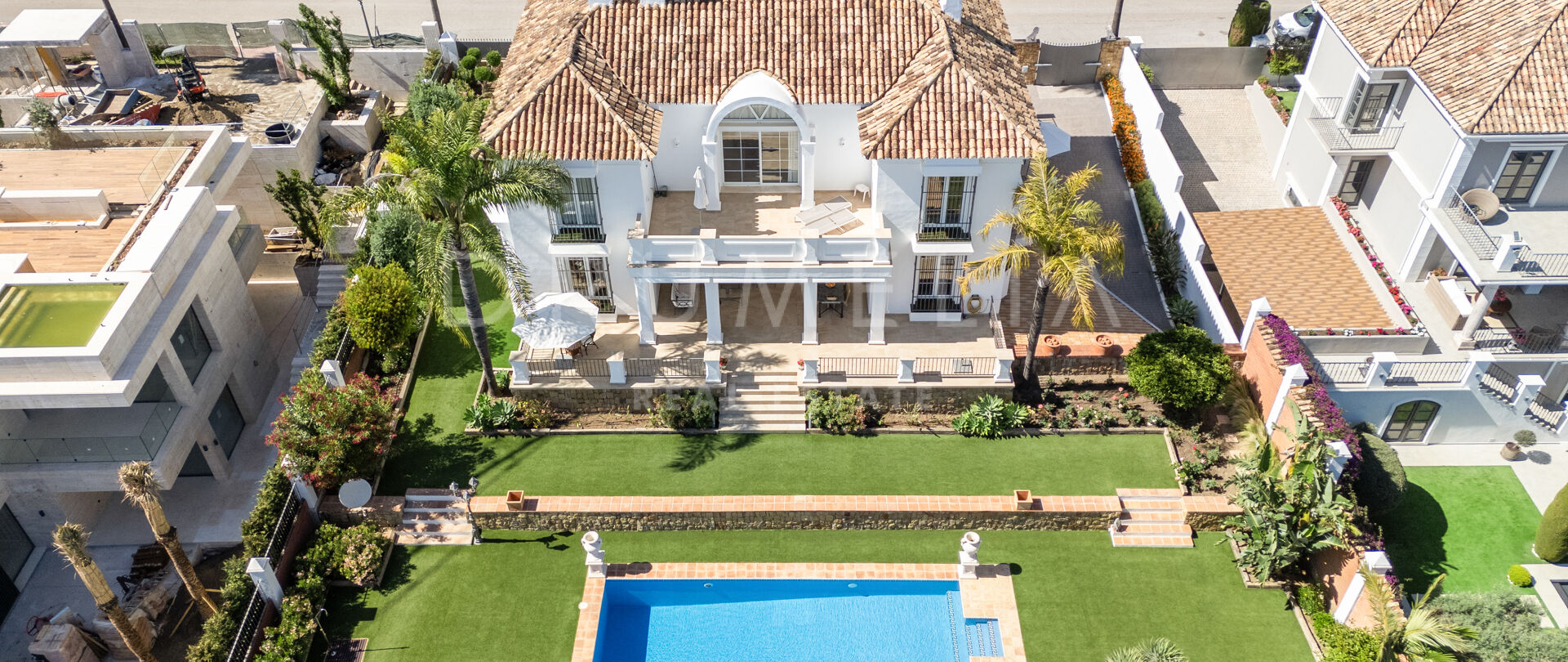 Elegante villa clásica con vistas al mar en Sierra Blanca, Marbella