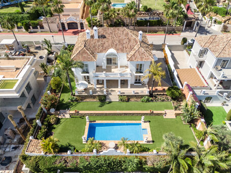 Elegante villa clásica con vistas al mar en Sierra Blanca, Marbella