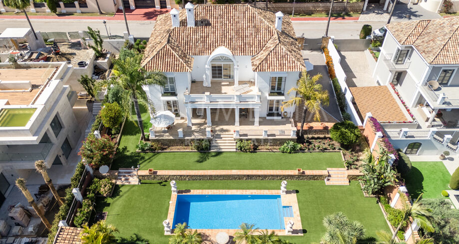 Elegante klassieke villa met zeezicht in Sierra Blanca, Marbella